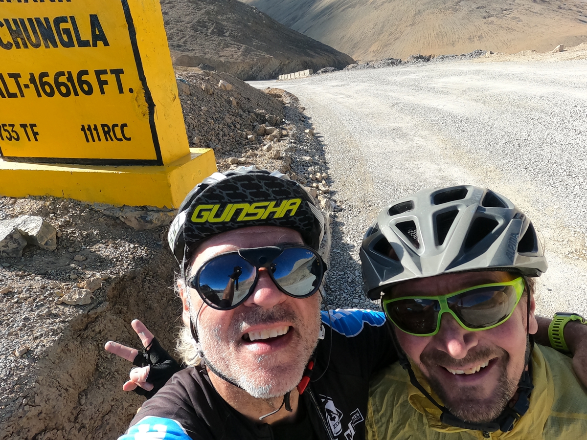 Gemeinsahm am Lachung La (5.065 m) - es folgte eine Hammerabfahrt nach Pang